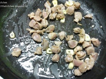 step3: 燒熱油，將蒜片爆香。