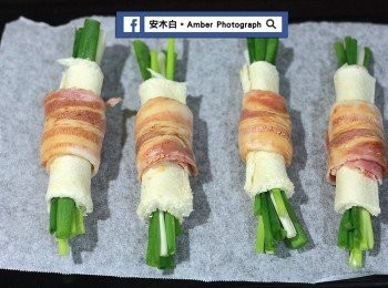 step6: 在培根上刷上醬汁，放入已預熱180度C的烤箱中，烤10分鐘。取出翻面，補刷一些醬汁，放入烤箱中，再烤10分鐘。