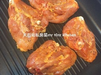 step2: 用大火煎封雞件