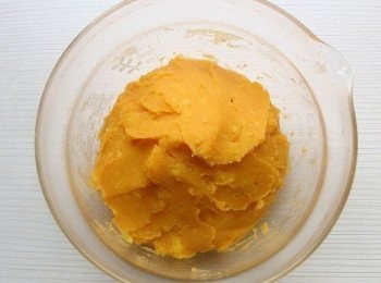 step3: 將地瓜肉趁熱與奶油砂糖混合均勻壓成泥狀。