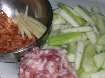 step2: 乾櫻花蝦超微沖一下水，嫩薑切絲，絲瓜以也切成細長條狀，解凍後絞肉備用