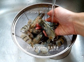 step4: 蝦頭蝦殼用水沖洗及瀝乾 , 蕃茄用水沖洗切件