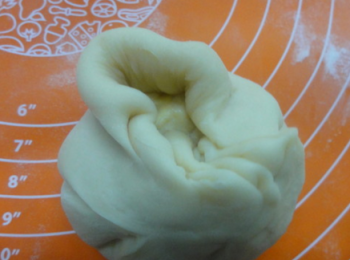 step6: 將榴槤肉包裡收口捏緊。