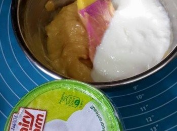 step8: 再將原味乳酪倒入，混合均勻