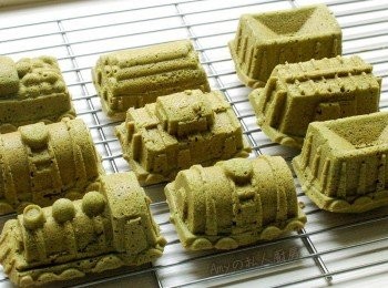 step7: 出爐後蛋糕馬上脫模,放在烤架上冷卻