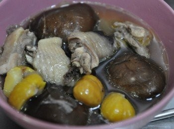 step11: 忙完其他料理後，打開鍋蓋放入適量鹽巴攪拌一下，熱騰騰的鮮菇栗子燉雞湯完成囉!