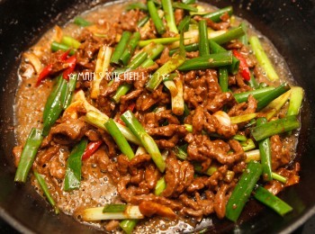 step5: 最後將蔥綠、辣椒下鍋拌炒後，從鍋邊嗆入米酒就完成了喔。