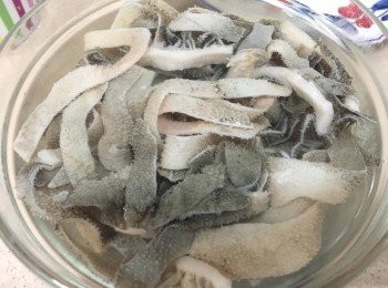 step1: 先將黑栢葉洗淨然後切成條狀, 用清水浸住備用