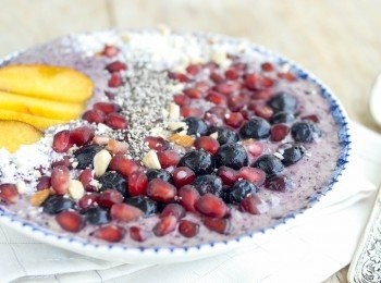 step3: 將奶昔倒入碗內，再加上不同水果、奇異籽和果仁作裝飾即成！