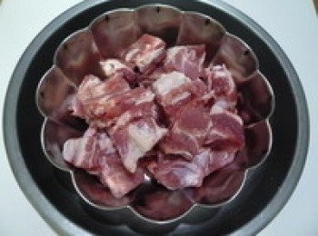 step1: 準備子排選擇骨頭少的部分，這樣肉吃起來口感較好。