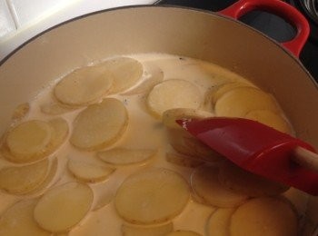 step2: 一直開蓋，煮到收咗一半水份，加鹽，白胡椒粉調味。