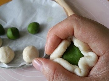step8: 水油皮用木棍碌成圓後再包入綠茶油皮搓圓,放入雪櫃待粉糰休息15分鐘