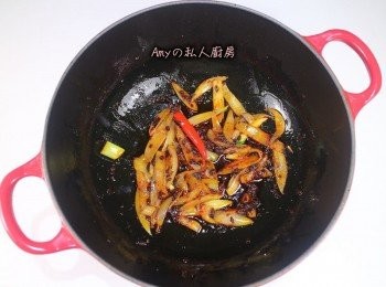 step4: 依序加入麻辣鍋底醬,翻炒出香氣