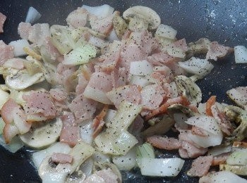 step6: 下洋蔥與蘑菇快炒，最後調味放涼(炒好後可以試一下味道喔)