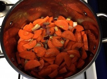 step3: 於鍋內用橄欖油把洋蔥、蒜粒及白芹先爆香，加入甘筍炒10分鐘。