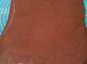 step4: 將色麵團用麵棍碌成大長方形，再將可可麵團碌成大長方形；
將白色麵皮放底，接着將可可麵皮覆盖在白色麵皮上，再用麵棍碌平均。