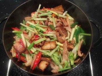 step9: 起鍋前一分鐘加入芹菜及蔥段拌炒,先試一下口味,如不夠鹹再加入少許的鹽做調味,熄火後立即裝盤。