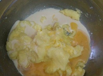 step3: 再加入蛋漿和淡奶搞勻