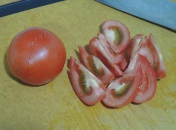 step1: 白米洗淨浸清水半小時。鮮蝦去殼去腸，留蝦頭備用。蕃茄一個底部界十字，另一個蕃茄切片。蜆浸清水（份量以外）半小時，放入雪櫃中吐沙。