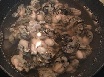 step2: 水滾後轉小火，加入少許米酒，放入蚵仔泡煮（不要讓水滾），
