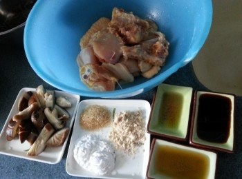 step3: 雞洗淨斬件,冬菇浸軟切粗條,雞肉與冬菇用調味料醃1小時