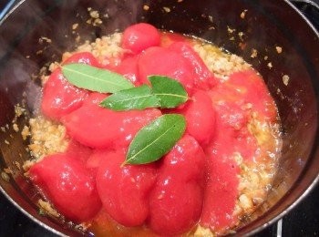 step4: 加入番茄罐頭,用鍋鏟將番茄塊壓成泥狀,加入鹽及糖,月桂葉後煮滾。