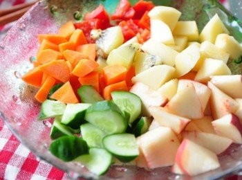 step2: 將所有蔬果切成隨意丁狀