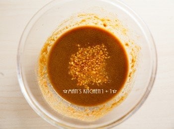 step2: 接著把醬料的材料全部均勻混合後備用。