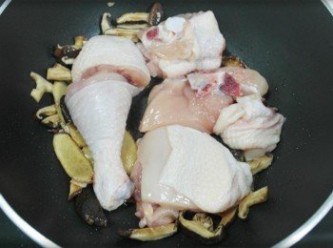 step4: 香菇香氣出來後加入雞肉一起炒!!!