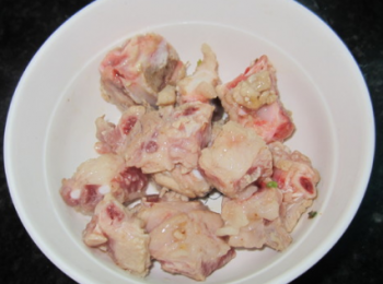 step3: 熱油鍋，下排骨、鹽炒香，盛起。