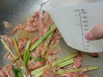 step5: 加入清水1600ml煮滾