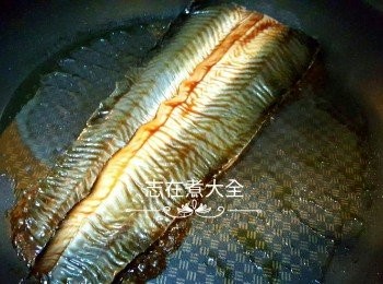 step2: 加油燒熱平底鑊，將鱔肉一邊中大火煎1分鐘，中火煎1分鐘，如果鱔微彎，請用工具按著鱔煎