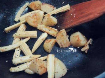 step6: 放入玉米筍拌炒.撒上迷迭香料.少許鹽巴調味