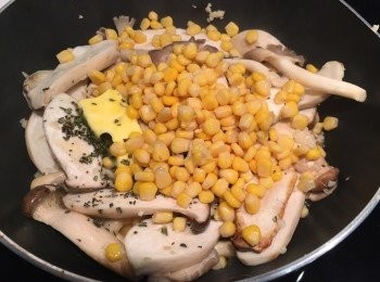 step3: 再下秀珍菇、粟米、迷迭香草、牛油、鹽兜炒