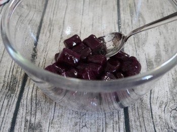 step6: 依個人喜好，拌入適量的糖，讓紫薯圓包裹薄薄的糖衣，香甜Q彈，即可享用。