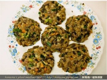 step9: 將上述所有<span class="group_1">食材</span>逐一捏塑成適當份量的扁圓型大小。