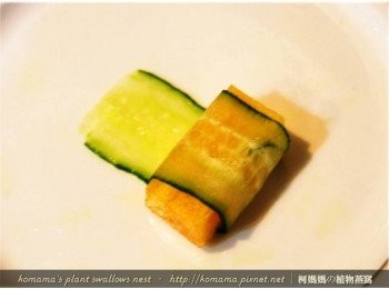 step4: 待小黃瓜片變軟後，將甜柿塊放在小黃瓜片上，直接翻捲。