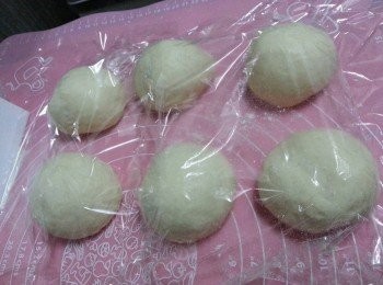 step2: 完成第一次發酵後, 取出排氣, 分割, 滾, 鬆馳