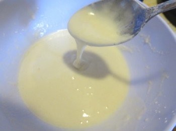 step1: 1。猪肉加入<span class="group_2">腌肉调味料</span>腌渍3小时or过夜
<span class="group_3">脆浆面糊</span>调制方法：
1、将面粉、粟粉、泡打粉和盐放入一个小盆中，慢慢放入冰水，调均。
2、调制时要用水慢慢用水将所有的粉调开，但不要顺着一个方向调，以免起筋。
3、最后，将色拉油放入调好的浆糊中，调均。放置20分钟后即可使用