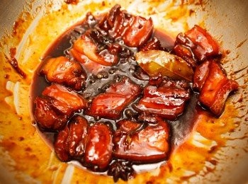 step5: 最後等到五花肉入味，醬汁稍微收乾後就完成了。(約40~50分鐘。)