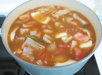 step6: 接著加入水.米酒.醬油.豆瓣醬.黑胡椒以及冰糖~~ 用中火煮到滾!!!