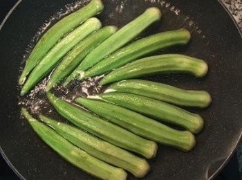 step2: 水滾後放入一匙鹽，直接將秋葵放入燙煮3-4分鐘即可。
燙秋葵時請同時準備ㄧ盆冰開水。