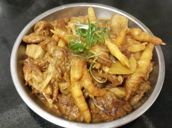 step6: 將麵筋用大火煎王乾身及少少硬身備用 , (已煲過湯)五花腩切件 , 用蒜頭 , 乾蔥將五花腩煎香備用 , 再用蒜頭 , 乾蔥 , 薑片爆炒鳳瓜 , 加 1 碗水 , 瑞士雞汁 , 糖 , 雞粉煮至滾起 , 將五花腩回