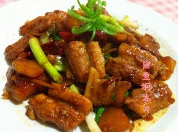 step3: 然後加入馬鈴薯和花肉炒翻，然後加入食水，把鍋蓋蓋起來，小火燜煮至馬鈴薯變軟收汁，最後加入適量的淡醬油即可。