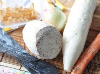 step5: 備料:有機紅蘿蔔、有機洋蔥、芋頭、白蘿蔔、海帶、柴魚