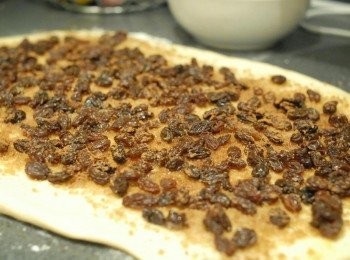 step6: 將<span class="group_2">餡料</span>內的溶化牛油塗在長形麵糰上，然後灑上紅糖，肉桂粉，葡萄乾或其他果仁等