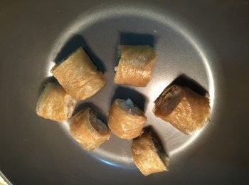 step3: 蒸好後 放涼 切件
（蒸既原因係 確保材料一定熟 唔洗擔心要確及材料熟而搞到個皮黑晒^_^)