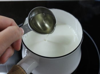 step2: 牛奶略略煲暖 (千萬不要煮至太熱)，之後倒入菜油