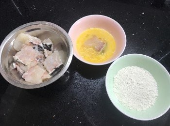step1: 斑塊切件，加入鹽及胡椒粉醃10分鐘