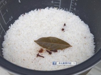 step1: 洗米後，加入適量的水、1塊月桂葉和5顆丁香煮香飯。